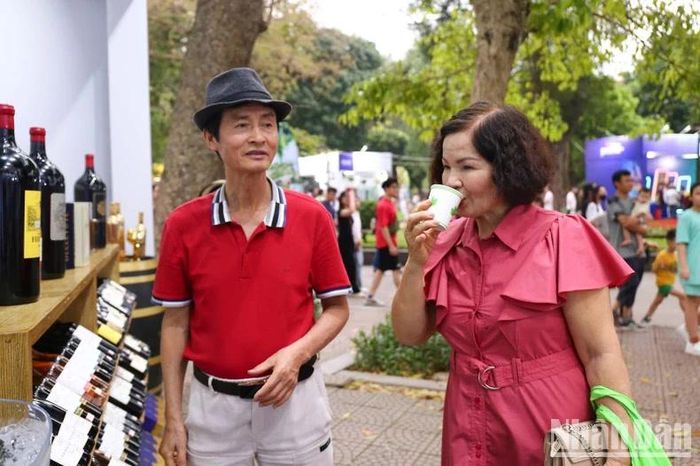  Du khách tới đây có thể được trải nghiệm nhiều loại sản phẩm rượu vang Pháp hoàn toàn miễn phí. 