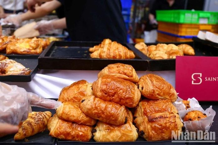  Bánh croissant (sừng bò) ẩn chứa sự tinh tế, cầu kỳ của ẩm thực Pháp. Ngoài ra còn có những món ăn nổi tiếng như bánh crêpe, bánh macaron và nhiều loại bánh khác. 