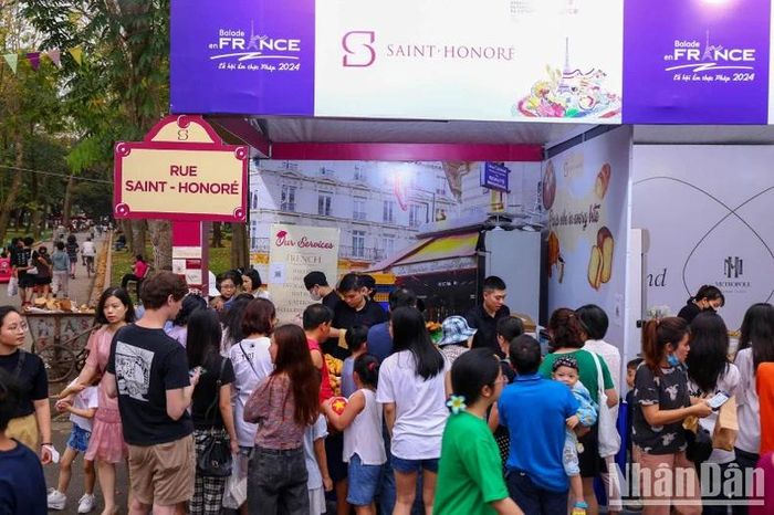  Các gian hàng tại lễ hội đều chật kín du khách, ai ai cũng muốn được trải nghiệm nền ẩm thực phong phú của nước Pháp. 