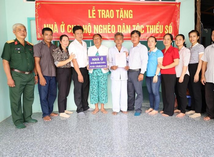 Gia đình ông Danh Thắng ngụ ấp Hòa Hưng, xã Minh Hòa (huyện Châu Thành, tỉnh Kiên Giang) nhận bàn giao căn nhà từ nguồn vốn hỗ trợ nhà ở từ nguồn vốn Chương trình Mục tiêu quốc gia 1719. (Ảnh: Phương Nghi)