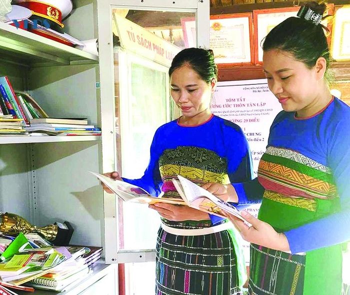 Người dân thôn Tân Lập, xã Tân Phúc, huyện Lang Chánh đọc sách tại tủ sách pháp luật ở nhà văn hóa thôn.