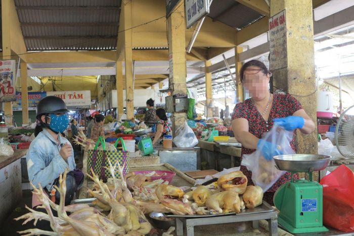 Một sạp bán thịt gà tại chợ Xóm Mới (TP. Nha Trang). Ảnh chụp sáng 7-4