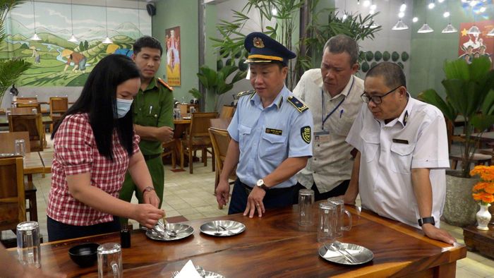 Đoàn liên ngành vệ sinh an toàn thực phẩm TP. Nha Trang kiểm tra mẫu tại một nhà hàng trên đường Nguyễn Thị Minh Khai. Ảnh: MÃ PHƯƠNG