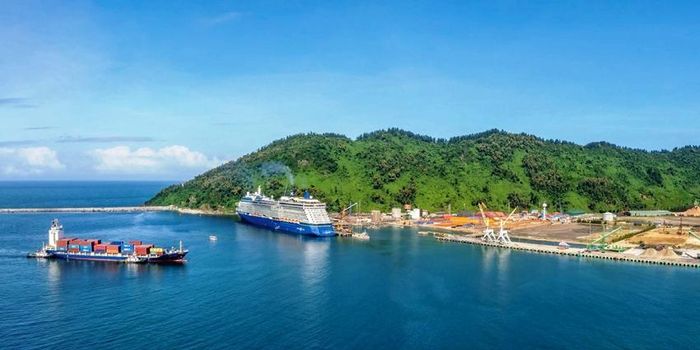 Tàu hàng lớn vào cảng Chân Mây. Ảnh: Tuấn Kiệt