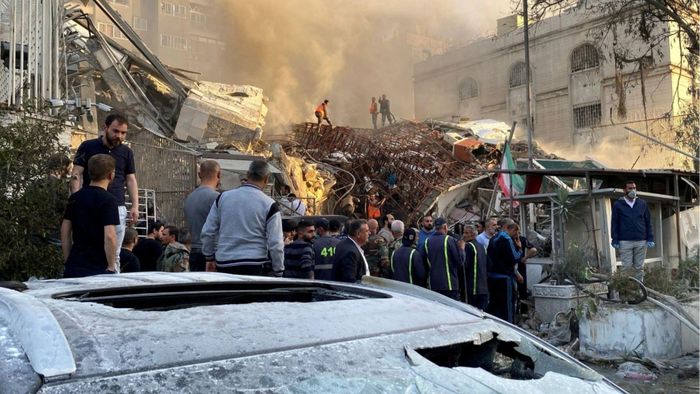Tòa nhà lãnh sự trong khu sứ quán Iran ở Syria bị phá hủy sau một cuộc không kích nghi của Israel ngày 1/4 (Ảnh: Reuters).