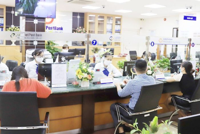Tại đại hội cổ đông tới đây, Ngân hàng thương mại cổ phần Bưu điện Liên Việt (LPBank) sẽ trình kế hoạch không chia cổ tức trong vòng 3 năm tới, nhằm xây dựng nền tảng và tăng cường năng lực tài chính. Ảnh: Đỗ Tâm