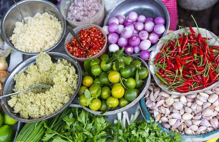 Nên hạn chế ăn các thực phẩm cay, có mùi nồng.