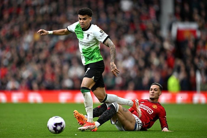  Hòa MU, Liverpool mất lợi thế trong cuộc đua vô địch Premier League. 