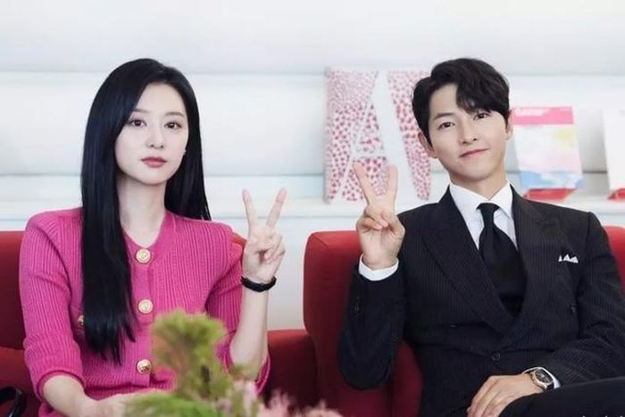 Song Joong Ki (phải) và Kim Ji Won