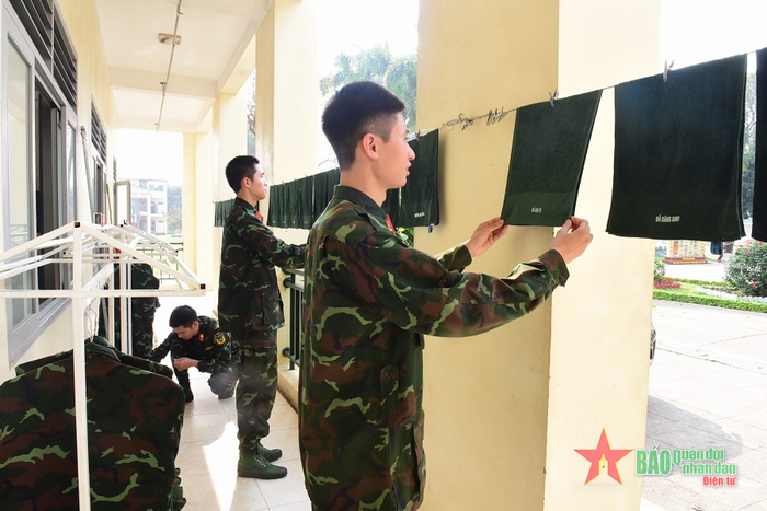  Xếp đặt nội vụ gọn gàng, ngăn nắp. 