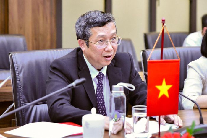 Thứ trưởng Bộ NN-PTNT Việt Nam Hoàng Trung tại cuộc làm việc với đoàn công tác của tiểu bang Washington, ngày 8-4