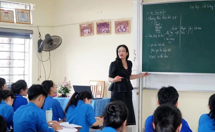  Tiết ôn tập của học sinh lớp 12 - Trường PT Dân tộc nội trú THPT số 2. Ảnh: Mỹ Hà 