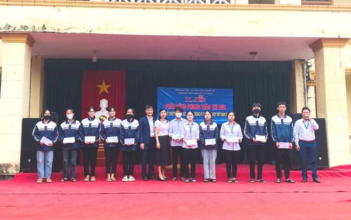  Trường THPT Nguyễn Sỹ Sách khen thưởng cho những học sinh đạt điểm cao trong kỳ thi thử đợt 1. Ảnh: Nhà trường cung cấp 