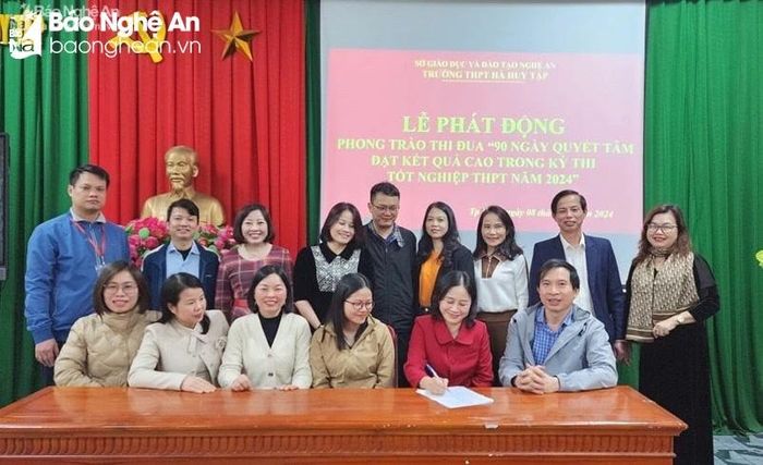  Giáo viên Trường THPT Hà Huy Tập ký cam kết thực hiện tốt phong trào "90 ngày quyết tâm đạt kết quả cao trong Kỳ thi tốt nghiệp THPT năm 2024". Ảnh: Nhà trường cung cấp 