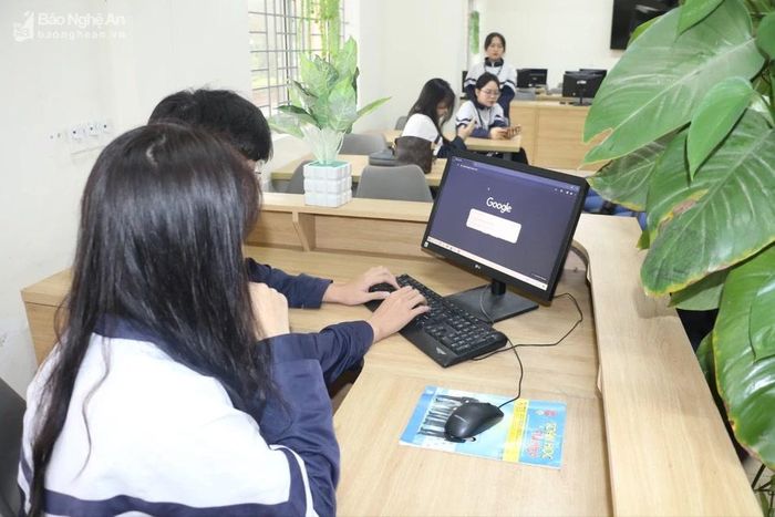  Học sinh Trường THPT Nguyễn Duy Trinh (Nghi Lộc) tìm hiểu các thông tin về Kỳ thi qua thư viện của nhà trường. Ảnh: Mỹ Hà 
