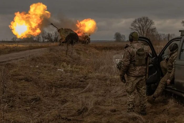 Pháo tự hành do các thành viên Ukraine của Lữ đoàn pháo binh số 45 điều khiển bắn về phía các vị trí của Nga ở khu vực Donetsk, ngày 20/1/2024. Ảnh: Getty Images