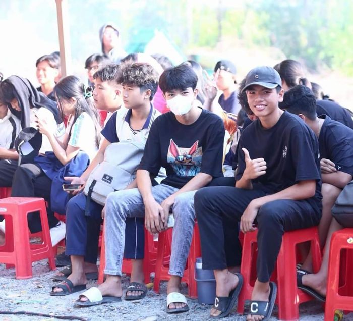 Khán giả đến ủng hộ các học sinh vượt qua thử thách