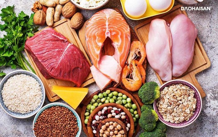 Trước và sau khi tập luyện, nên cung cấp đủ carbohydrate và bổ sung protein.
