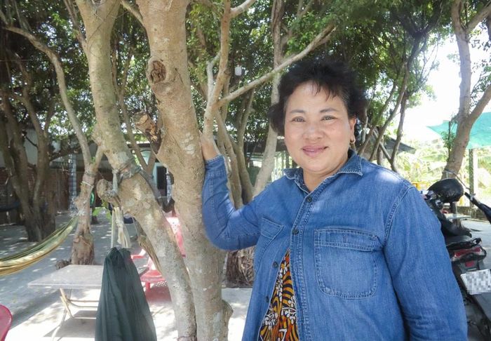  Theo bà Nguyễn Thị Ngọc Ẩn (57 tuổi, chủ quán), trước đây gia đình bà trồng các loại cây xanh, cây trứng cá che mát để bán quán nước giải khát và ăn sáng. 