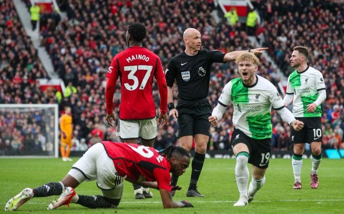 "Hết lần này đến lần khác, Liverpool ở vào thế hai chọi một, hoặc bốn chọi ba khi lên bóng. MU không thể làm tốt những điều cơ bản nhất trong phòng ngự. Điều đó đáng lẽ không nên xảy ra ở cấp độ này", cựu danh thủ Danny Murphy chỉ trích hàng thủ thiếu kỷ luật của MU.