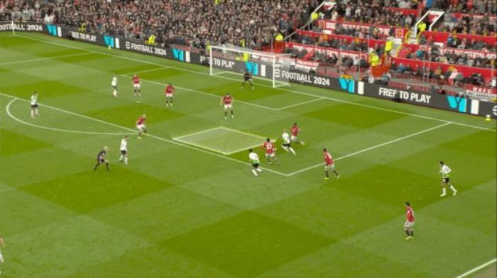 Casemiro bị bỏ lại ở phía sau, còn bên trong khu vực cấm địa, Harry Maguire, Sofyan Amrabat và Kobbie Mainoo thiếu sự giao tiếp. Cảm giác họ không có bất kỳ sợi dây liên lạc nào. Hệ quả là Wan-Bissaka thiếu sự hỗ trợ và bọc lót từ đồng đội. Khi anh quyết định xoạc bóng, mọi thứ đã quá muộn.