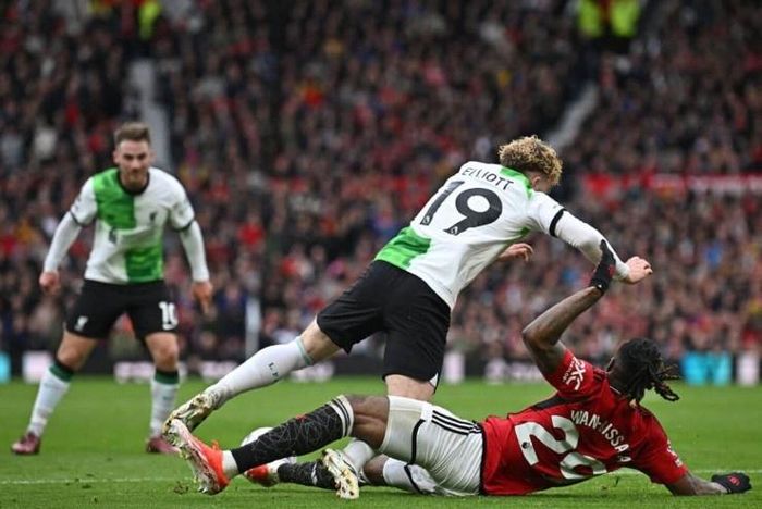 Rõ ràng Wan-Bissaka không đáng bị chỉ trích quá nhiều, mặc dù cầu thủ này mắc lỗi trực tiếp. Khả năng tổ chức của hàng phòng ngự MU tương đối kém. Bằng chứng là họ phải đối mặt với hơn 300 cú sút tính riêng trong năm 2024. Hiện tại, thầy trò HLV Erik ten Hag ghi 45 bàn nhưng để thủng lưới tới 46 bàn, hiệu số -1.