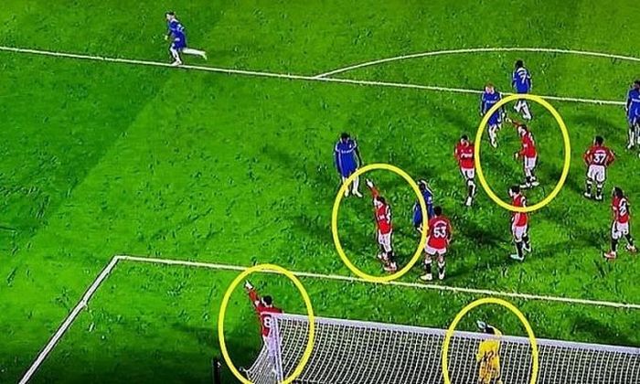 Trước đó ở trận thua Chelsea 3-4, MU một lần nữa cho thấy sự mất tập trung ở những phút cuối. Có tới 4 cầu thủ đều chỉ tay ra dấu hiệu nhưng không ai theo kèm Cole Palmer. Sai sót khiến "Quỷ đỏ" trả giá đắt bằng bàn thua. Khả năng giao tiếp, liên lạc và phối hợp của dàn sao MU thật sự có vấn đề.