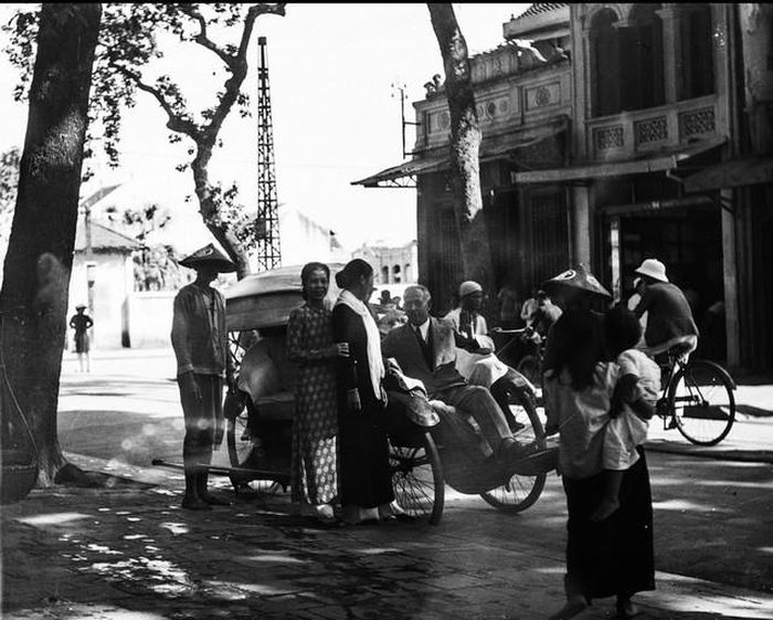 Một cảnh đón khách trước cửa một nhà hát cô đầu Hà Nội (1938-1939). Ảnh tư liệu