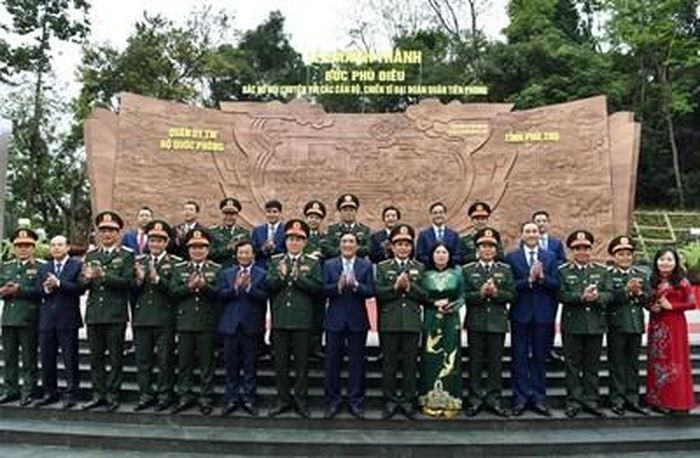 Lãnh đạo Quân ủy Trung ương, Bộ Quốc phòng và tỉnh Phú Thọ bên bức phù điêu “Bác Hồ nói chuyện với cán bộ, chiến sĩ Đại đoàn Quân Tiên Phong”. Ảnh: TUẤN HUY 