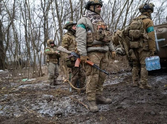 Kênh Rybar cho biết, theo hướng Bakhmut, các đơn vị Ukraine đang rút lui ra ngoài kênh bắc Donets - Donbass ở ngoại ô phía đông Chasov Yar, sau khi đã đặt mìn khống chế các hướng tiếp cận những chướng ngại vật nước.