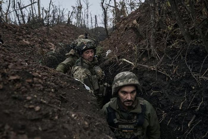 Truyền thông Ukraine cũng chỉ ra, không nên quá hy vọng vào khả năng chiến đấu của Lữ đoàn Azov 3, vì khi Avdiivka nguy ngập, Lữ đoàn cũng từng được hy vọng làm thay đổi tình hình tại đây. Nhưng khi tới Avdiivka, Lữ đoàn đã bị “ghim chặt” ở Nhà máy luyện cốc và cũng vội vã rút chạy.