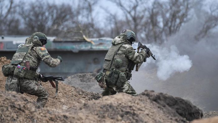 Hiện tại ở hướng sườn bắc của quân Nga, quân Ukraine buộc phải rút lui khỏi Bogdanovka, do quân Nga đã kiểm soát khu vực rừng gần tiểu khu. Chuyên gia phân tích quân sự người Nga Podolyak viết trên kênh TG của mình hôm 6/4/2024: “Các đơn vị Nga tiếp tục kiểm soát tuyến đường sắt và các cánh rừng, điều này đã giúp quân Nga đẩy đối phương ra khỏi Bogdanovka sớm hơn dự định”.