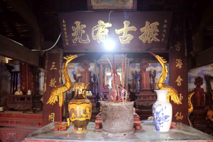 Tại đền còn lưu giữ nhiều đồ tế khí và hiện vật cổ kính có giá trị như long ngai, bài vị, kiệu, hương án, câu đối, đại tự, sắc phong... Ảnh: Huy Thư