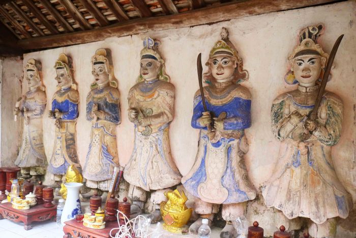 Tham quan đền Thánh Mẫu, du khách không khỏi ngỡ ngàng với hệ thống tượng được đắp, tạc của đền. Trên các bức tường, cửa ra vào có trên dưới 20 hình tượng đắp nổi, bố trí đối xứng hài hòa. Riêng 2 dãy tả vu và hữu vu mỗi bên có 6 "tượng cô" và "tượng cậu"... Ảnh: Huy Thư