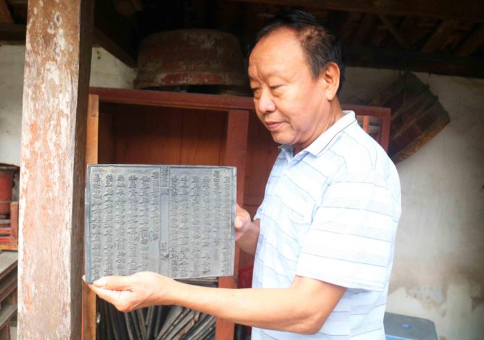 Cùng với chuông cổ là hơn 100 bản mộc cổ khắc kinh giáng chữ Hán được gìn giữ cẩn thận. Các bản khắc mộc này còn nguyên vẹn, nét chữ rõ ràng. Đền Thánh Mẫu là một công trình kiến trúc độc đáo, cùng với các di tích trong quần thể di tích khối Nam Bắc Sơn đã khẳng định bề dày văn hóa lịch sử của một vùng đất cổ. Hàng năm vào ngày 3 tháng 3 âm lịch, Ban Quản lý đền lại long trọng tổ chức Lễ giỗ Mẫu với nhiều nghi thức truyền thống, thu hút đông đảo nhân dân và du khách gần xa về dự. Ảnh: Huy Thư
