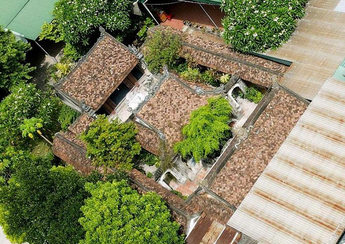 Đền được xây dựng từ lâu đời với kiến trúc độc đáo, trong đó hạ điện và thượng điện kết nối với nhau bằng 2 dãy tả vu và hữu vu tạo thành hình chữ khẩu, ở giữa có trung điện với nhiều lối cửa ra vào. Ảnh: Huy Thư