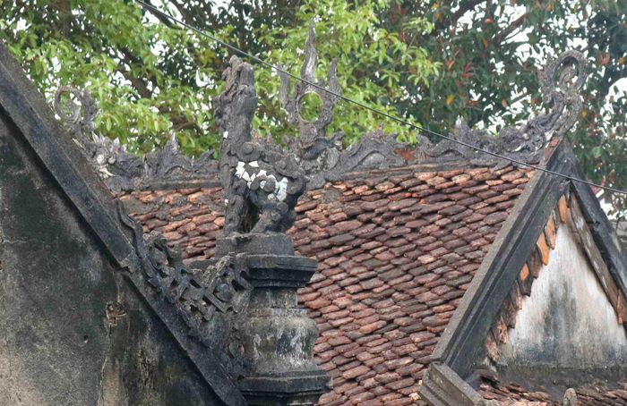 Trên mái ngói các điện thờ, đặc biệt là trung điện được trang trí, đắp nổi hình long, ly,... khá sống động, uyển chuyển. Ảnh: Huy Thư