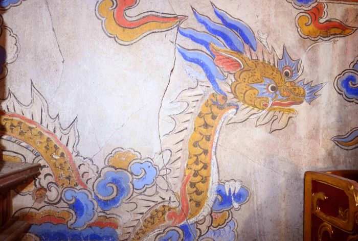 Bên trong thượng điện, trên tường vẽ hình ảnh rồng, mây uốn lượn khá đặc sắc. Qua bao tháng năm, nét vẽ, màu sơn vẫn còn sắc nét. Ảnh: Huy Thư