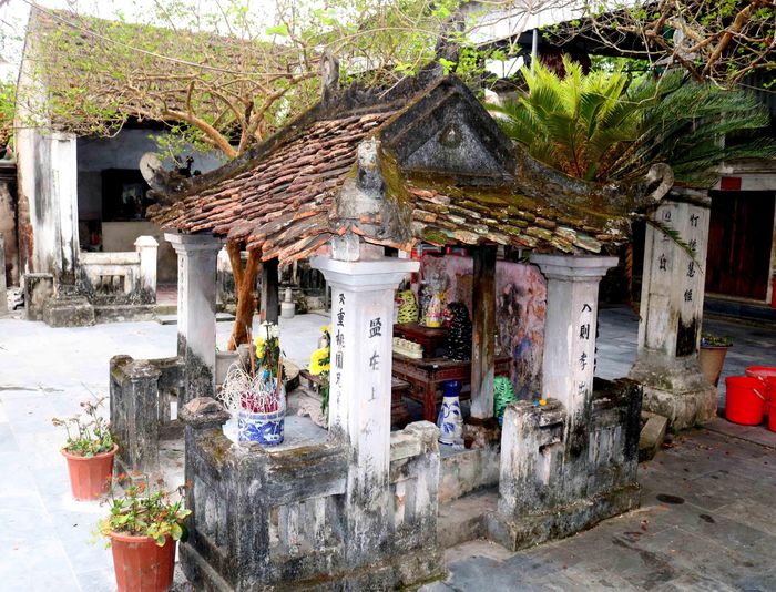 Sau cổng tam quan là dinh thờ ngũ hổ - một công trình khiêm tốn nhưng khá độc lạ so với nhiều ngôi đền trong tỉnh. Ảnh: Huy Thư
