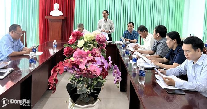 Phó chủ tịch Ủy ban MTTQ Việt Nam huyện Nhơn Trạch Nguyễn Thanh Hòa phát biểu tại buổi giám sát. Ảnh: Xuân Mai