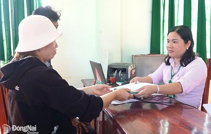 Ngân hàng chính sách xã hội huyện Cẩm Mỹ giải ngân 2 tỷ đồng cho nười dân xã Thừa Đức. Ảnh: Đinh Tài