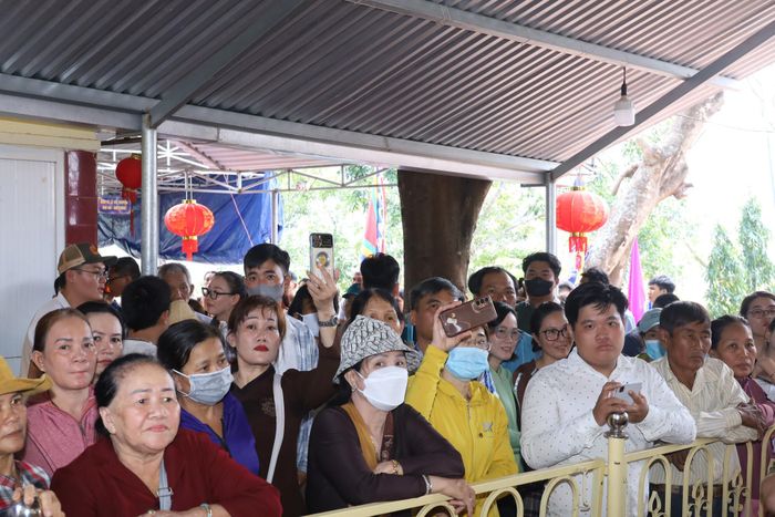 Người dân kiên trì chờ đợi để được vào dâng hương lễ Mẫu.