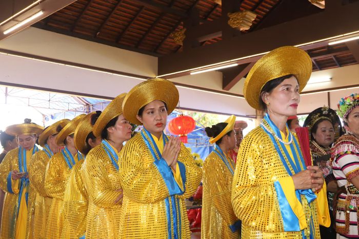 Các đoàn khách hành hương xếp hàng chờ đợi đến lượt để vào lễ Mẫu.