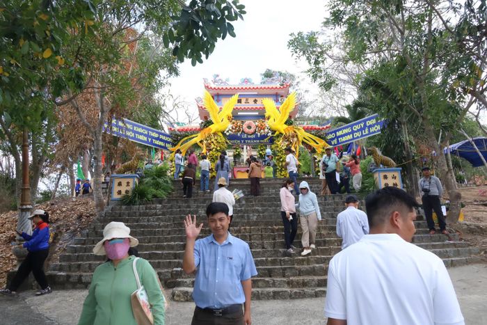 Lối vào khu di tích Am Chúa được trang trí đẹp mắt.