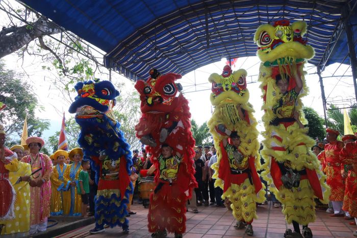 Biểu diễn múa lân trong lễ hội Am Chúa.