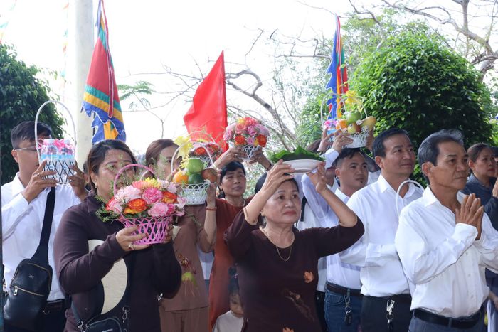 Người dân thành kính gửi lời nguyện cầu về những điều tốt đẹp lên Thiên Y A Na Thánh Mẫu.