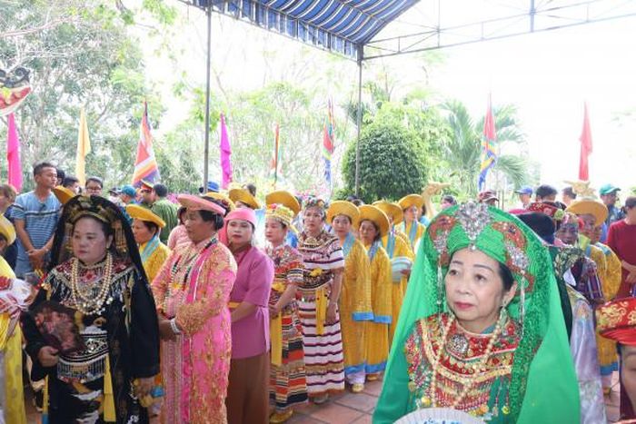 Các đoàn thực hành tín ngưỡng thờ Mẫu trong những bộ trang phục đẹp mắt chuẩn bị vào lễ Mẫu.