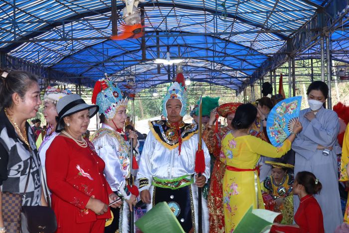 Một đoàn thực hành tín ngưỡng thờ Mẫu đang chuẩn bị để vào làm lễ.