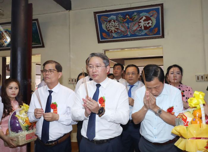 Các vị lãnh đạo tỉnh dâng hương lên Thiên Y A Na Thánh Mẫu.