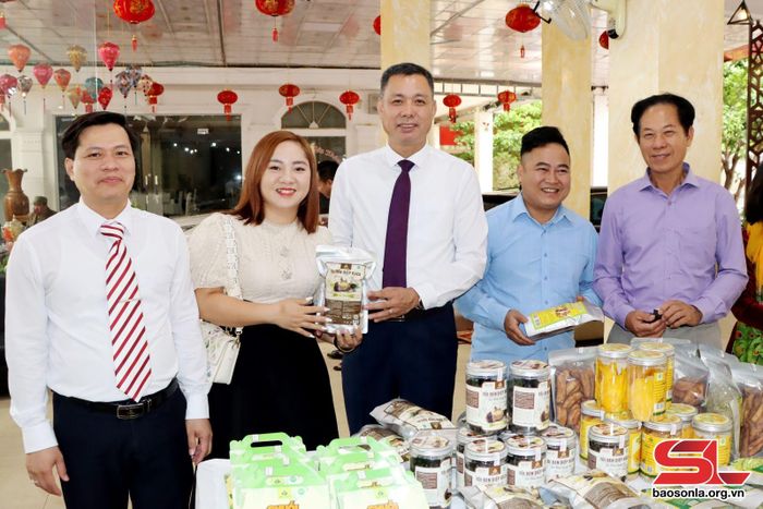 Các đại biểu tham quan gian hàng trưng bày tại Hội nghị.